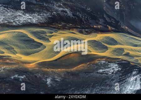 Vue de dessus, les motifs tressés complexes de la rivière Holtsos en Islande sont capturés dans cette superbe photo de drone aérien. Les canaux d'eau entrelacés et Banque D'Images