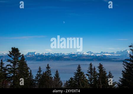 Paysage panoramique à couper le souffle depuis le mole, surplombant les majestueuses Alpes françaises et suisses, le Mont Blanc et le lac Léman par temps clair avec un visible Banque D'Images