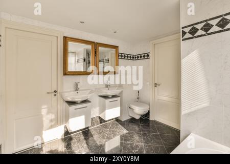 Salle de bains élégante et moderne avec carrelage en marbre et double vasque. Banque D'Images