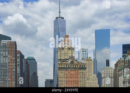 Une vue panoramique de Manhattan avec un mélange de gratte-ciel emblématiques et contemporains sous un ciel bleu avec des nuages moelleux cette image capture th Banque D'Images