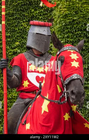 Angleterre, Kent, Hever, Hever Castle, Chevalier coloré en armure à cheval Banque D'Images