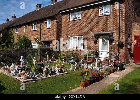 Un jardin anglais orné de Gnomes dans le village de Limpsfield Chart Banque D'Images