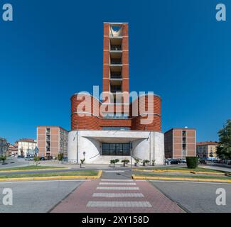 Asti, Italie - 20 août 2024 : ancien bâtiment d'agence fiscale dans le style typique de l'époque Fascio conçu par Ottorino Aloisio années 1930 anciennement casa del fascio Banque D'Images