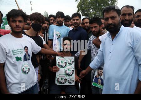 Srinagar, Inde. 27 août 2024. Un jeune handicapé arrive sur 10 km pour soutenir le candidat démocrate populaire de la circonscription de Pulwama Waheed Ur Rehman para (photo de Nisar ul Haq Allaie/Pacific Press) crédit : Pacific Press Media production Corp./Alamy Live News Banque D'Images