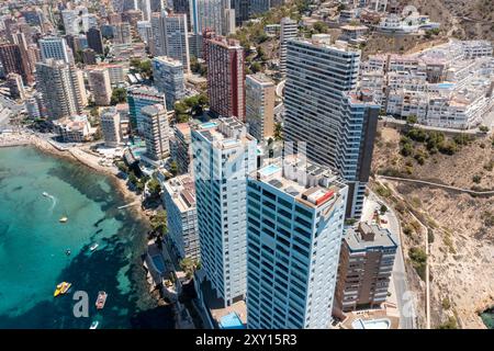 Photo drone aérienne de la belle ville de Benidorm en Espagne en été à côté de la plage Playa de Levante montrant des piscines au-dessus de t Banque D'Images