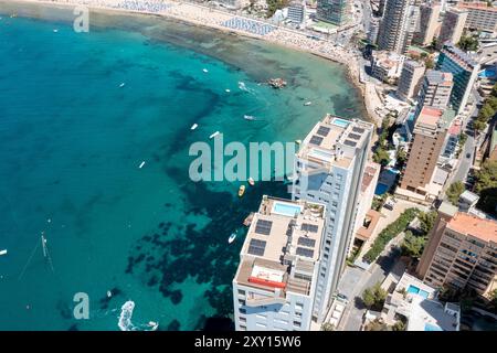 Photo drone aérienne de la belle ville de Benidorm en Espagne en été à côté de la plage Playa de Levante montrant des piscines au-dessus de t Banque D'Images