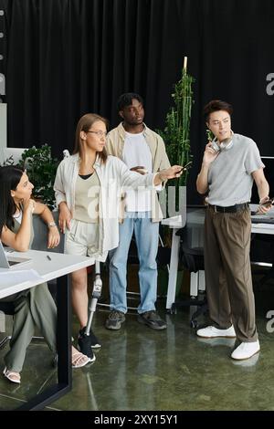 Une équipe de jeunes professionnels se réunit autour d’une table, brainstormant des idées pour leur startup. Banque D'Images