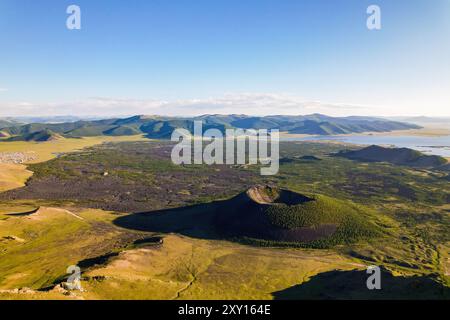 Vue aérienne sur le volcan Horgo et le lac Terkhiin Tsagaan Nuur en Mongolie. Banque D'Images