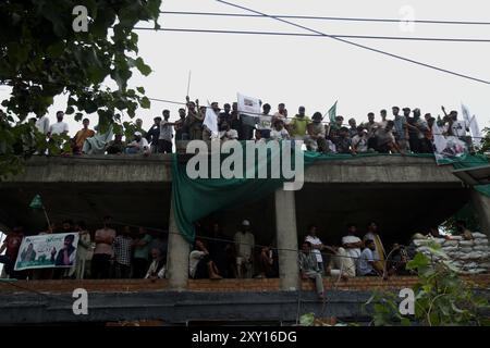 Srinagar, Jammu-et-Cachemire, Inde. 27 août 2024. Les partisans du candidat démocratique populaire Waheed UR Rehman para attendent devant le bureau électoral de la ville de Pulwama. (Crédit image : © Nisar ul Haq Allaie/Pacific Press via ZUMA Press Wire) USAGE ÉDITORIAL SEULEMENT! Non destiné à UN USAGE commercial ! Banque D'Images