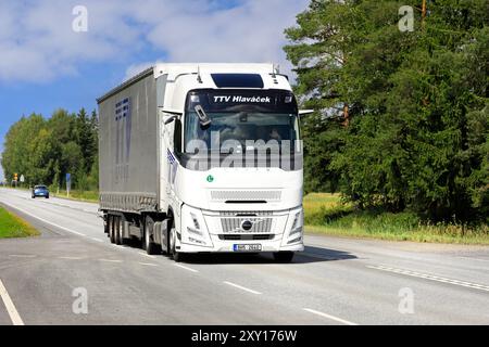 Nouvelle semi-remorque blanche Volvo FH Aero Truck, plaques de République tchèque, transport de marchandises sur l'autoroute 2 en été. Jokioinen, Finlande. 8 août 2024. Banque D'Images