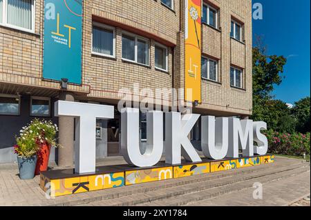 Tukums, Lettonie - 22 août 2024 : panneau de la ville de Tukums présentant la culture et l'architecture locales en Lettonie Banque D'Images