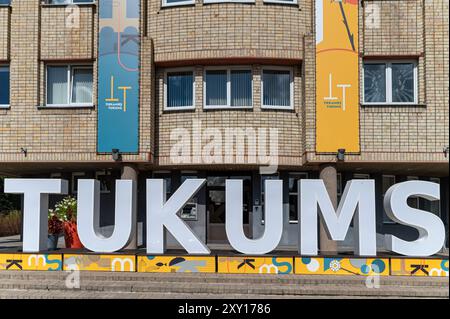 Tukums, Lettonie - 22 août 2024 : grandes lettres orthographiant Tukums affichées en évidence dans un cadre coloré. Banque D'Images