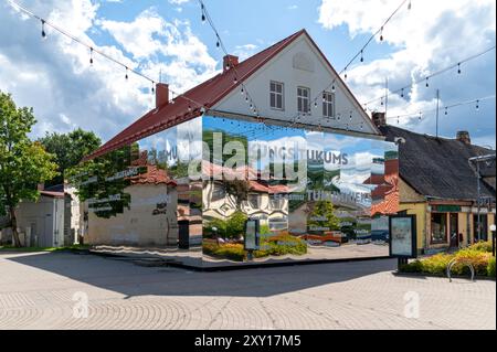 Tukums, Lettonie - 22 août 2024 : un bâtiment avec un extérieur en miroir reflète le paysage environnant et le ciel. Banque D'Images