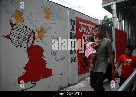 Les murs graffinés de la zone Agargaon sont décorés de divers slogans idéologiques et de personnages qui indiquent la voie pour voir et construire un Bangl idéal Banque D'Images