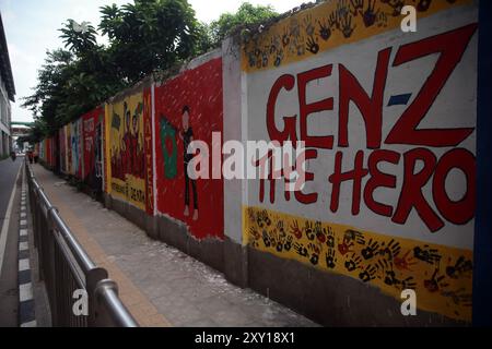 Les murs graffinés de la zone Agargaon sont décorés de divers slogans idéologiques et de personnages qui indiquent la voie pour voir et construire un Bangl idéal Banque D'Images