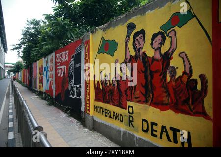 Les murs graffinés de la zone Agargaon sont décorés de divers slogans idéologiques et de personnages qui indiquent la voie pour voir et construire un Bangl idéal Banque D'Images