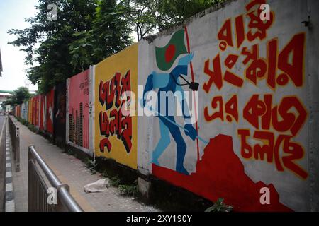 Les murs graffinés de la zone Agargaon sont décorés de divers slogans idéologiques et de personnages qui indiquent la voie pour voir et construire un Bangl idéal Banque D'Images