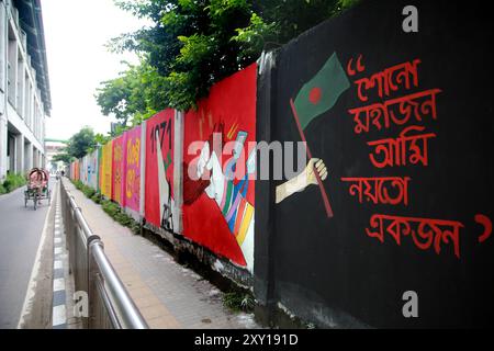 Les murs graffinés de la zone Agargaon sont décorés de divers slogans idéologiques et de personnages qui indiquent la voie pour voir et construire un Bangl idéal Banque D'Images