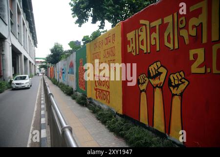 Les murs graffinés de la zone Agargaon sont décorés de divers slogans idéologiques et de personnages qui indiquent la voie pour voir et construire un Bangl idéal Banque D'Images