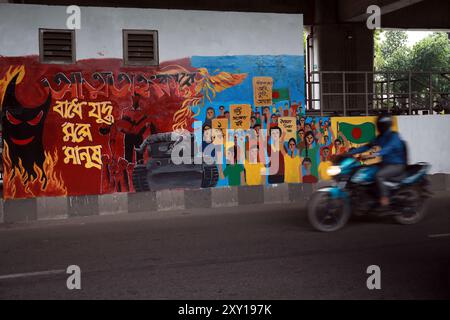 Les murs graffinés de la zone Agargaon sont décorés de divers slogans idéologiques et de personnages qui indiquent la voie pour voir et construire un Bangl idéal Banque D'Images