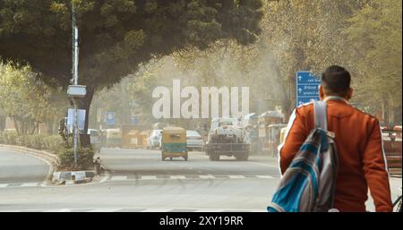 New Delhi, Delhi, Inde. Camion de pompier pulvérisant de l'eau sur les rues de Delhi en raison d'une urgence de pollution. Le gouvernement prévoit de pulvériser de l'eau dans la ville Banque D'Images