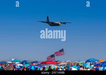 Wantagh, New York, États-Unis - 29 mai 2022 : Blue Angels Fat Albert cargo survolant la foule lors d'un spectacle aérien à Jones Beach sur long Island New York Wit Banque D'Images