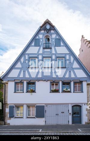 Rothenburg ob der Tauber, Allemagne 25 août 2024, l'élégante architecture à colombages de Rothenburg ob der Tauber séduit par son design complexe. Les boîtes à fleurs colorées ajoutent une touche vivante Banque D'Images