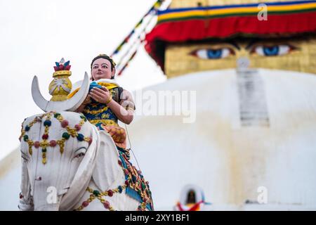 Gardiens de la statue de l'escalier devant Boudhanath stupa, Népal Banque D'Images