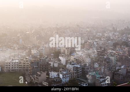 Paysage urbain de vieux bâtiments à plusieurs étages dans la ville de Katmandou vu d'en haut Banque D'Images