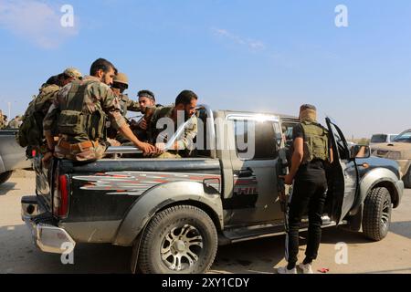 Tal Abyad, Syrie. 22 octobre 2019. Les combattants du groupe d’opposition de l’Armée nationale syrienne se préparent à reprendre les zones retirées des forces kurdes autour de la ville frontalière syrienne de Tal Abyad. L’opération s’inscrit dans le cadre d’une offensive militaire menée récemment par les forces armées turques avec le soutien de l’Armée nationale syrienne soutenue par la Turquie contre les Forces démocratiques syriennes (FDS) et l’unité de protection du peuple (YPG) à l’est de l’Euphrate, dans le nord de la Syrie. L'opération printemps de la paix en cours a été lancée par la Turquie le 9 octobre dans le but déclaré de repousser les YPG des Turcs Banque D'Images