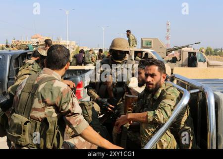 Tal Abyad, Syrie. 22 octobre 2019. Les combattants du groupe d’opposition de l’Armée nationale syrienne se préparent à reprendre les zones retirées des forces kurdes autour de la ville frontalière syrienne de Tal Abyad. L’opération s’inscrit dans le cadre d’une offensive militaire menée récemment par les forces armées turques avec le soutien de l’Armée nationale syrienne soutenue par la Turquie contre les Forces démocratiques syriennes (FDS) et l’unité de protection du peuple (YPG) à l’est de l’Euphrate, dans le nord de la Syrie. L'opération printemps de la paix en cours a été lancée par la Turquie le 9 octobre dans le but déclaré de repousser les YPG des Turcs Banque D'Images