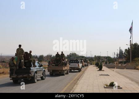 Tal Abyad, Syrie. 22 octobre 2019. Les combattants du groupe d’opposition de l’Armée nationale syrienne se préparent à reprendre les zones retirées des forces kurdes autour de la ville frontalière syrienne de Tal Abyad. L’opération s’inscrit dans le cadre d’une offensive militaire menée récemment par les forces armées turques avec le soutien de l’Armée nationale syrienne soutenue par la Turquie contre les Forces démocratiques syriennes (FDS) et l’unité de protection du peuple (YPG) à l’est de l’Euphrate, dans le nord de la Syrie. L'opération printemps de la paix en cours a été lancée par la Turquie le 9 octobre dans le but déclaré de repousser les YPG des Turcs Banque D'Images