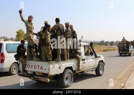 Tal Abyad, Syrie. 22 octobre 2019. Les combattants du groupe d’opposition de l’Armée nationale syrienne se préparent à reprendre les zones retirées des forces kurdes autour de la ville frontalière syrienne de Tal Abyad. L’opération s’inscrit dans le cadre d’une offensive militaire menée récemment par les forces armées turques avec le soutien de l’Armée nationale syrienne soutenue par la Turquie contre les Forces démocratiques syriennes (FDS) et l’unité de protection du peuple (YPG) à l’est de l’Euphrate, dans le nord de la Syrie. L'opération printemps de la paix en cours a été lancée par la Turquie le 9 octobre dans le but déclaré de repousser les YPG des Turcs Banque D'Images