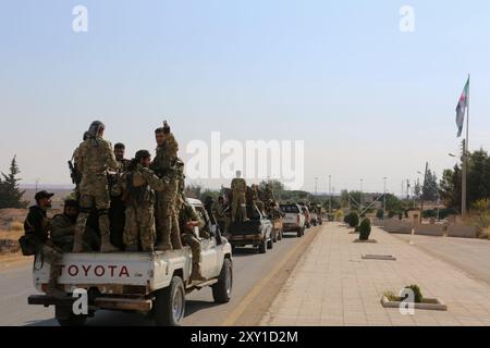 Tal Abyad, Syrie. 22 octobre 2019. Les combattants du groupe d’opposition de l’Armée nationale syrienne se préparent à reprendre les zones retirées des forces kurdes autour de la ville frontalière syrienne de Tal Abyad. L’opération s’inscrit dans le cadre d’une offensive militaire menée récemment par les forces armées turques avec le soutien de l’Armée nationale syrienne soutenue par la Turquie contre les Forces démocratiques syriennes (FDS) et l’unité de protection du peuple (YPG) à l’est de l’Euphrate, dans le nord de la Syrie. L'opération printemps de la paix en cours a été lancée par la Turquie le 9 octobre dans le but déclaré de repousser les YPG des Turcs Banque D'Images