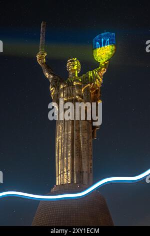 Monument de la mère patrie le jour du drapeau ukrainien 2024 Banque D'Images