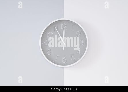 Horloge murale grise et blanche sur fond gris et blanc. Concept de temps. Idée minimale de la veille de Noël ou du nouvel an. Composition de pose à plat. Banque D'Images