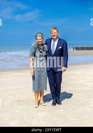 Domburg, Niederlande. 27 août 2024. Le Roi Willem Alexander et la Reine Maxima des pays-Bas à la plage de Domburg, le 27 août 2024, lors d'une visite régionale à Walcheren dans la province de Zélande crédit : Albert Nieboer/Netherlands OUT/point de vue OUT/dpa/Alamy Live News Banque D'Images