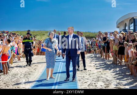 Domburg, Niederlande. 27 août 2024. Le Roi Willem Alexander et la Reine Maxima des pays-Bas à la plage de Domburg, le 27 août 2024, lors d'une visite régionale à Walcheren dans la province de Zélande crédit : Albert Nieboer/Netherlands OUT/point de vue OUT/dpa/Alamy Live News Banque D'Images