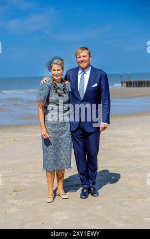 Domburg, Niederlande. 27 août 2024. Le Roi Willem Alexander et la Reine Maxima des pays-Bas à la plage de Domburg, le 27 août 2024, lors d'une visite régionale à Walcheren dans la province de Zélande crédit : Albert Nieboer/Netherlands OUT/point de vue OUT/dpa/Alamy Live News Banque D'Images