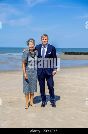 Domburg, Niederlande. 27 août 2024. Le Roi Willem Alexander et la Reine Maxima des pays-Bas à la plage de Domburg, le 27 août 2024, lors d'une visite régionale à Walcheren dans la province de Zélande crédit : Albert Nieboer/Netherlands OUT/point de vue OUT/dpa/Alamy Live News Banque D'Images