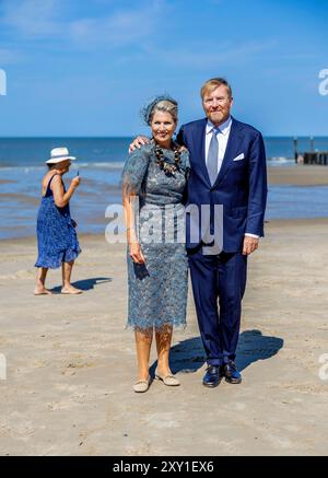 Domburg, Niederlande. 27 août 2024. Le Roi Willem Alexander et la Reine Maxima des pays-Bas à la plage de Domburg, le 27 août 2024, lors d'une visite régionale à Walcheren dans la province de Zélande crédit : Albert Nieboer/Netherlands OUT/point de vue OUT/dpa/Alamy Live News Banque D'Images