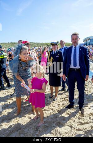 Domburg, Niederlande. 27 août 2024. Le Roi Willem Alexander et la Reine Maxima des pays-Bas à la plage de Domburg, le 27 août 2024, lors d'une visite régionale à Walcheren dans la province de Zélande crédit : Albert Nieboer/Netherlands OUT/point de vue OUT/dpa/Alamy Live News Banque D'Images