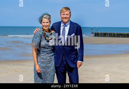 Domburg, Niederlande. 27 août 2024. Le Roi Willem Alexander et la Reine Maxima des pays-Bas à la plage de Domburg, le 27 août 2024, lors d'une visite régionale à Walcheren dans la province de Zélande crédit : Albert Nieboer/Netherlands OUT/point de vue OUT/dpa/Alamy Live News Banque D'Images