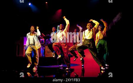 de gauche à droite : Clarke Peters (Nomax), Christopher Colquhoun (Big Moe), Horace Oliver (Know Moe), Paul Hazel (Eat Moe), Ashley Campbell (Little Moe), Carlton Connell (four Eyed Moe) dans CINQ GARS NOMMÉS MOE au Theatre Royal, Stratford E15 07/09/2010 livre : Clarke Peters musique : Louis Jordan design : Jon Bausor éclairage : Philip Gladwell chorégraphie : Paul J Medford : directrice Paulette Randall Banque D'Images