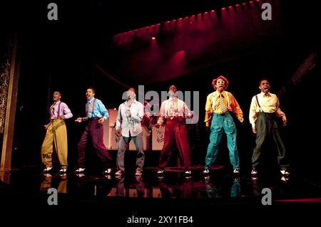 de gauche à droite : Paul Hazel (Eat Moe), Christopher Colquhoun (Big Moe), Clarke Peters (Nomax), Horace Oliver (Know Moe), Carlton Connell (four Eyed Moe), Ashley Campbell (Little Moe) dans CINQ GARS NOMMÉS MOE au Theatre Royal, Stratford E15 07/09/2010 livre : Clarke Peters musique : Louis Jordan design : Jon Bausor éclairage : Philip Gladwell chorégraphie : Paul J Medford metteur Paulette Randall Banque D'Images