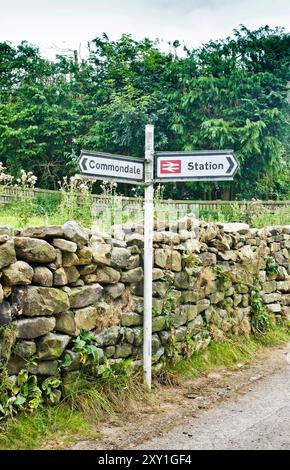 Panneau de signalisation pour la gare sur la ligne de train Esk Valley, sur la voie rurale à côté du mur de pierre sèche à Commondale, North York Moors, Yorkshire, Angleterre Royaume-Uni Banque D'Images
