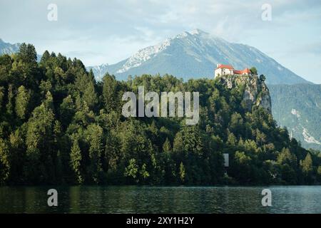 Château médiéval construit au-dessus du lac de Bled, Slovénie Banque D'Images