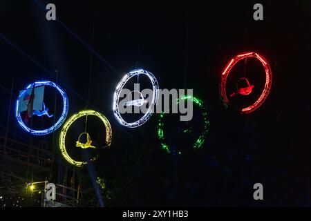 Ceske Budejovice, république tchèque - 24 juin 2023 : cérémonie d'ouverture, boucles aériennes dans le cercle olympique sur les Jeux de la jeunesse sportive Banque D'Images