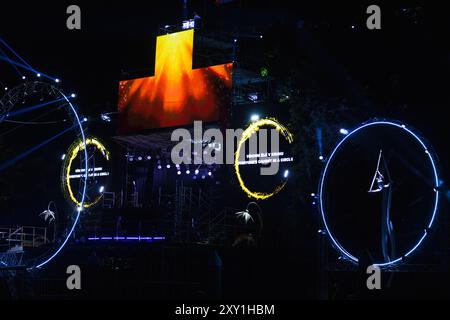 Ceske Budejovice, république tchèque - 24 juin 2023 : cérémonie d'ouverture, spectacle laser nocturne sur les jeux de jeunes sportifs Banque D'Images