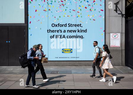 Londres, Royaume-Uni. 27 août 2024. L’extérieur de l’ancien fleuron Top Shop d’Oxford Circus annonce l’arrivée du nouveau magasin du centre-ville d’IKEA en 2025. Les commentateurs ont déclaré qu’Oxford Street, autrefois la rue commerçante la plus fréquentée d’Europe, a encore besoin d’un coup de pouce indispensable. Credit : Stephen Chung / Alamy Live News Banque D'Images